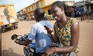 Πατήστε στην εικόνα για να τη δείτε σε μεγέθυνση. 

Όνομα:  Ugandan-woman-texts-on-mo-008.jpg 
Εμφανίσεις:  411 
Μέγεθος:  37,2 KB 
ID: 102071